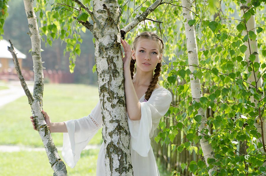 Women in Slavic costumes in Mississauga
