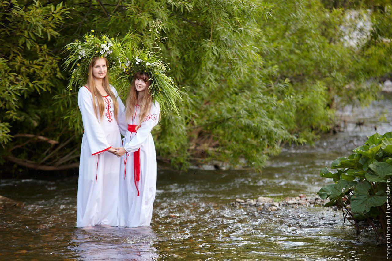 Women in Slavic costumes in Mississauga