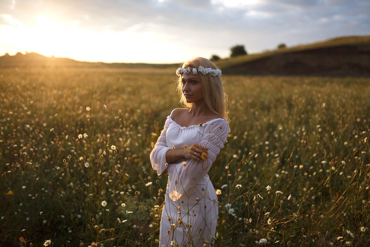 Girls in Slavic costumes in Mississauga